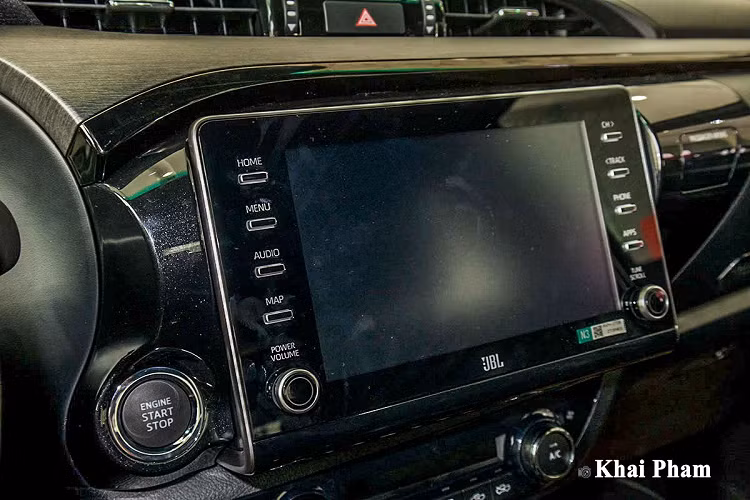 Hệ thống giải trí xe Toyota Hilux bản full option sẽ dựa trên màn hình cảm ứng 8 inch có hỗ trợ kết nối Apple CarPlay/Android Auto và đặc biệt đến 9 loa JBL cao cấp. Những tiện nghi khác trên mẫu xe đối thủ của Ford Ranger Wildtrak khá phong phú như: gương chiếu hậu trong chống chói tự động, điều hoà tự động có cửa gió phía sau, nút bấm khởi động, kính cửa 1 chạm,...