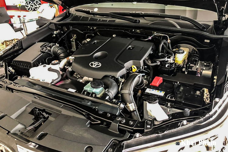 Toyota Hilux Adventure 2.8L 4x4 AT vận hành nhờ khối động cơ diesel 1GD-FTV, 4 xi lanh thẳng hàng cho công suất 201 mã lực (tăng 27 mã lực) và mô-men xoắn 500 Nm (tăng 50 Nm) so với bản tiền nhiệm. Cỗ máy trên sẽ được ghép nối cùng hộp số tự động 6 cấp và dẫn động 2 cầu bán thời gian.