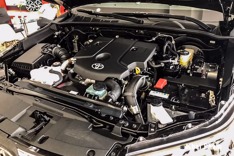Toyota Hilux Adventure 2.8L 4x4 AT vận hành nhờ khối động cơ diesel 1GD-FTV, 4 xi lanh thẳng hàng cho công suất 201 mã lực (tăng 27 mã lực) và mô-men xoắn 500 Nm (tăng 50 Nm) so với bản tiền nhiệm. Cỗ máy trên sẽ được ghép nối cùng hộp số tự động 6 cấp và dẫn động 2 cầu bán thời gian.