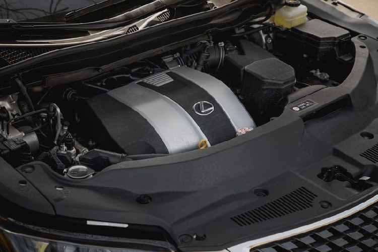 Lexus RX350L 2020 thậm chí còn được bổ sung thêm option hệ dẫn động 4 bánh, cho phép mang tới khả năng vận hành ấn tượng và mạnh mẽ hơn rất nhiều. Lấy ví dụ từ chiếc RX350L đời 2018 có thể đạt 100 km/h từ vạch xuất phát chỉ trong 7.3 giây đồng hồ và mất 15.5 giây để hoàn thành chặng ¼ dặm ở vận tốc 145 km/h. Nằm dưới nắp capo là động cơ V6 mạnh mẽ, kết hợp cùng hộp số 8 cấp tự động mang tới khả năng vận hành mượt mà và trơn tru.