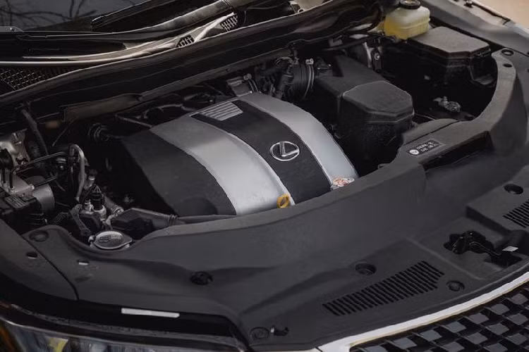 Lexus RX350L 2020 thậm chí còn được bổ sung thêm option hệ dẫn động 4 bánh, cho phép mang tới khả năng vận hành ấn tượng và mạnh mẽ hơn rất nhiều. Lấy ví dụ từ chiếc RX350L đời 2018 có thể đạt 100 km/h từ vạch xuất phát chỉ trong 7.3 giây đồng hồ và mất 15.5 giây để hoàn thành chặng ¼ dặm ở vận tốc 145 km/h. Nằm dưới nắp capo là động cơ V6 mạnh mẽ, kết hợp cùng hộp số 8 cấp tự động mang tới khả năng vận hành mượt mà và trơn tru.