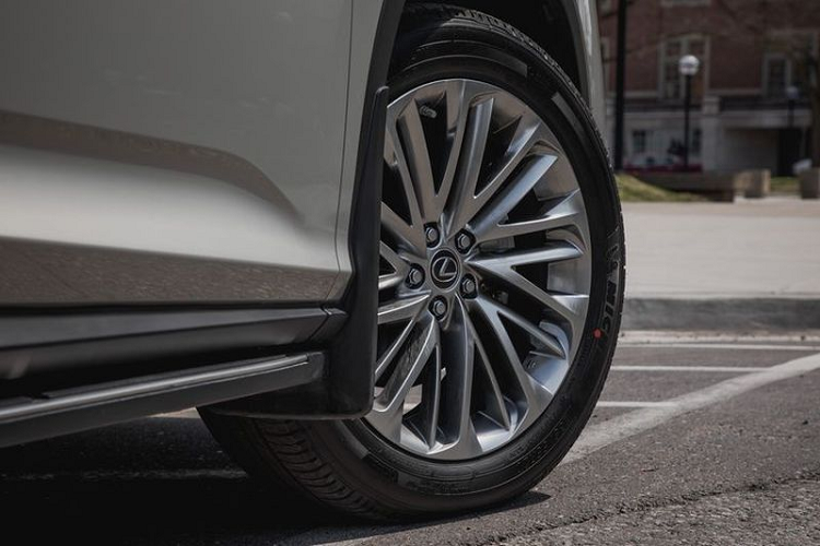 Nếu thực sự cần một chiếc Crossover hạng sang 3 hàng ghế, khách hàng có thể lựa chọn Acura MDX, Cadillac XT6, Lincoln Aviator hay Volvo XC90 cung cấp những trải nghiệm vận hành tương tự nhưng có không gian rộng rãi hơn cho hành khách.