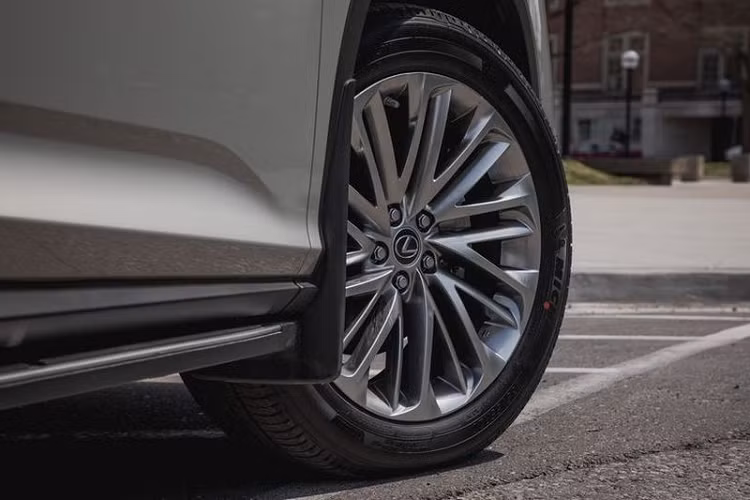 Nếu thực sự cần một chiếc Crossover hạng sang 3 hàng ghế, khách hàng có thể lựa chọn Acura MDX, Cadillac XT6, Lincoln Aviator hay Volvo XC90 cung cấp những trải nghiệm vận hành tương tự nhưng có không gian rộng rãi hơn cho hành khách.