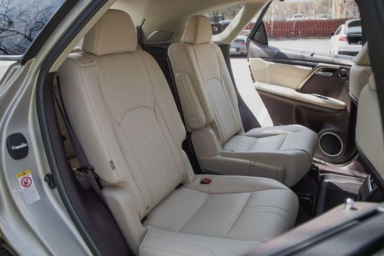 Mặc dù những trải nghiệm của hành khách trên RX L không mấy dễ chịu, nhưng chiếc xe vẫn thừa hưởng được những yếu tố khiến RX tiêu chuẩn trở thành một sự lựa chọn phổ biến trong phân khúc SUV hạng sang: cảm giác lái thoải mái, hệ truyền động tinh tế và nội thất sang trọng.