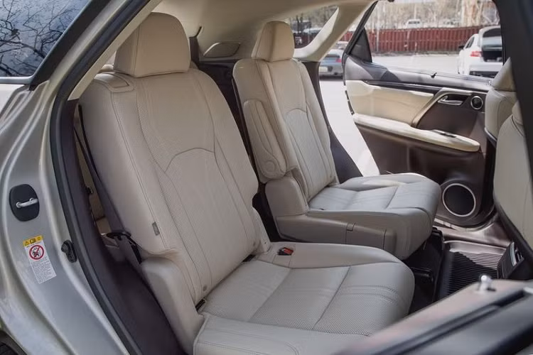 Mặc dù những trải nghiệm của hành khách trên RX L không mấy dễ chịu, nhưng chiếc xe vẫn thừa hưởng được những yếu tố khiến RX tiêu chuẩn trở thành một sự lựa chọn phổ biến trong phân khúc SUV hạng sang: cảm giác lái thoải mái, hệ truyền động tinh tế và nội thất sang trọng.