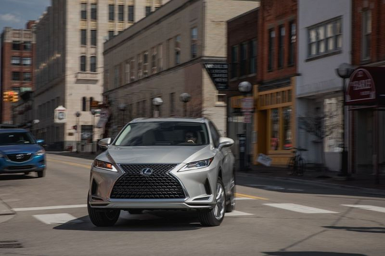 Đặc biệt là khi trượt về phía sau, hàng ghế thứ 2 sẽ tiếp xúc với đệm dưới của hàng ghế thứ 3. Và để có thể cung cấp không gian để chân cho hàng ghế cuối, hàng ghế thứ 2 sẽ phải trượt về phía trước - điều này cũng tạo ra một bất lợi cho những hành khách ở hàng ghế này. Không những vậy, không gian trần xe của hàng ghế thứ 3 cũng tương đối hạn chế.