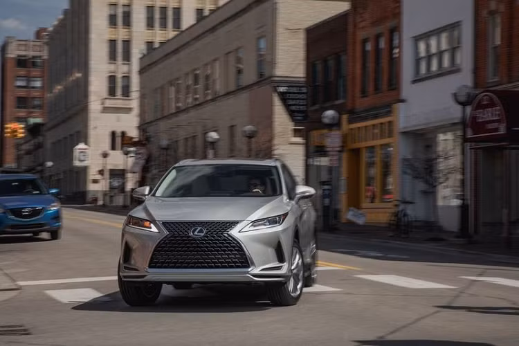 Đặc biệt là khi trượt về phía sau, hàng ghế thứ 2 sẽ tiếp xúc với đệm dưới của hàng ghế thứ 3. Và để có thể cung cấp không gian để chân cho hàng ghế cuối, hàng ghế thứ 2 sẽ phải trượt về phía trước - điều này cũng tạo ra một bất lợi cho những hành khách ở hàng ghế này. Không những vậy, không gian trần xe của hàng ghế thứ 3 cũng tương đối hạn chế.