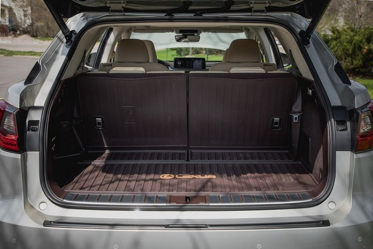 Lexus RX350L đạt đủ điều kiện tiêu chuẩn của một chiếc SUV 3 hàng ghế nhưng chưa thực sự vượt trội trong phân khúc.