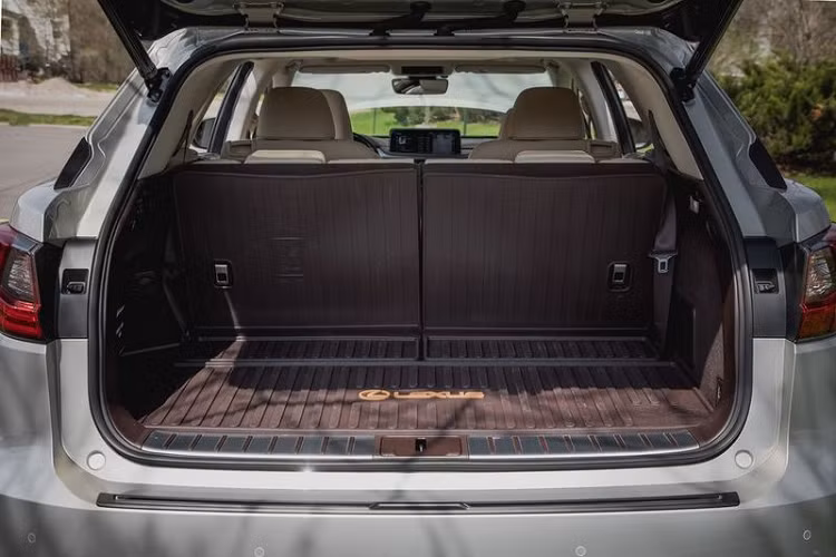 Lexus RX350L đạt đủ điều kiện tiêu chuẩn của một chiếc SUV 3 hàng ghế nhưng chưa thực sự vượt trội trong phân khúc.