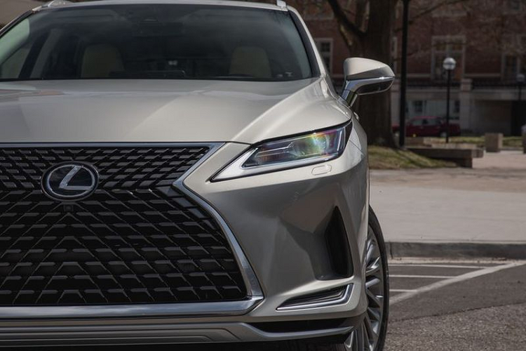 Giá xe Lexus RX350L 2020 có mức khởi điểm tại Mỹ từ 55.725 USD (khoảng hơn 1.3 tỷ đồng). Bên cạnh đó là hàng loạt gói option như Luxury Package, hàng ghế thứ 2 thuyền trưởng, Cold Weather Package, màn hình hiển thị trên kính lái HUD, hệ thống âm thanh Mark Levinson, màn hình thông tin giải trí cảm ứng 12.3 inch.