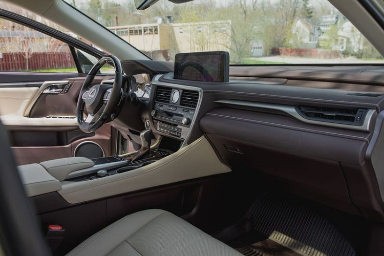 Mẫu xe crossover Lexus RX350L 2020 hoàn toàn có thể mang đến những giây phút vận hành êm ái và yên tĩnh nhất với khoang cabin được thiết kế để giảm đáng kể tiếng ồn và rung lắc dù có gặp phải những cung đường gồ ghề nhất. RX L hoàn toàn có thể so sánh với biến thể F Sport của RX với hệ thống treo cứng cáp hơn nhưng yêu cầu khả năng xử lý phức tạp hơn.