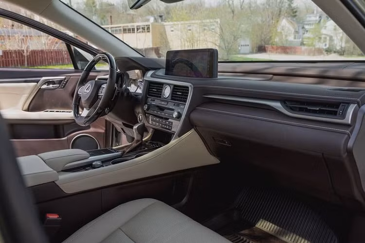 Mẫu xe crossover Lexus RX350L 2020 hoàn toàn có thể mang đến những giây phút vận hành êm ái và yên tĩnh nhất với khoang cabin được thiết kế để giảm đáng kể tiếng ồn và rung lắc dù có gặp phải những cung đường gồ ghề nhất. RX L hoàn toàn có thể so sánh với biến thể F Sport của RX với hệ thống treo cứng cáp hơn nhưng yêu cầu khả năng xử lý phức tạp hơn.