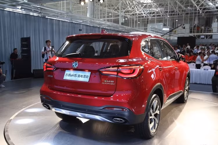 Giá xe MG HS PHEV 2020 tại thị trường Thái Lan khởi điểm từ 1,359 triệu Baht (khoảng 1,01 tỷ đồng). Như vậy, mẫu xe plug-in hybrid này đắt hơn đáng kể so với MG HS thông thường vốn có giá dao động từ 919.000 - 1.119.000 Baht (691,5 - 830 triệu đồng).