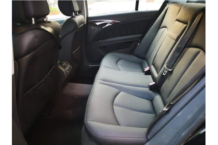 Mercedes-Benz E220 máy dầu có mức tiêu hao nhiên liệu khá ấn tượng, dao động trong mức 6 – 7Lít/100 km ở đường trường, và đường hỗn hợp là khoảng 4,1L/100km.