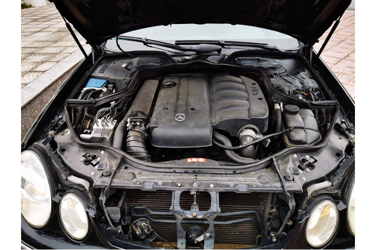 Chiếc xe sang được sản xuất năm 2005 này từng phục vụ cho Đại sứ quán được đưa về Việt Nam đăng ký lần đầu vào năm 2009. Hiện tại, giá xe Mercedes-Benz E220 đời 2005 này được chào bán 468 triệu đồng, mức giá chỉ ngang bằng với các mẫu sedan hạng B phổ thông trên thị trường.