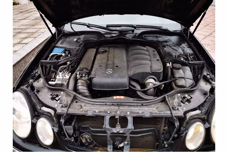 Chiếc xe sang được sản xuất năm 2005 này từng phục vụ cho Đại sứ quán được đưa về Việt Nam đăng ký lần đầu vào năm 2009. Hiện tại, giá xe Mercedes-Benz E220 đời 2005 này được chào bán 468 triệu đồng, mức giá chỉ ngang bằng với các mẫu sedan hạng B phổ thông trên thị trường.