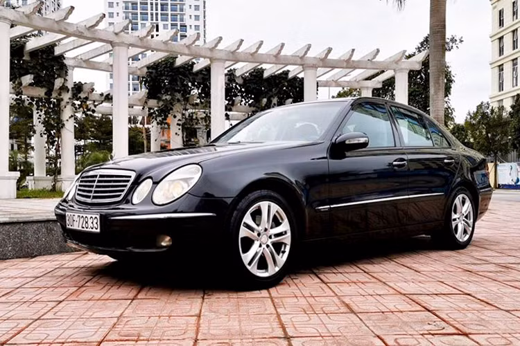 Nội thất E220 hơn 10 năm vẫn còn khá mới mẽ nhờ được giữ gìn, do vậy vẫn giữ lại được nét sang trọng quý phái của một mẫu xe sang trọng hàng đầu lúc bấy giờ. Ghế lái chỉnh điện nhớ 3 vị trí, điều hoà tự động...