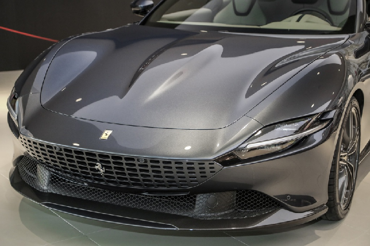 Thiết kế mặt trước của Ferrari Roma hoàn toàn mới được vay mượn từ mẫu SF90 Stradale. Xe có kích thước tổng thể là 4.656 x 1.301 x 1.472 mm (dài x rộng x cao). Mặc dù có khối lượng lên đến 1.472 kg nhưng Roma vẫn cho khả năng tăng tốc tốt nhờ thiết kế khí động học.