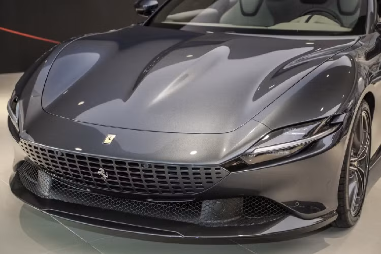 Thiết kế mặt trước của Ferrari Roma hoàn toàn mới được vay mượn từ mẫu SF90 Stradale. Xe có kích thước tổng thể là 4.656 x 1.301 x 1.472 mm (dài x rộng x cao). Mặc dù có khối lượng lên đến 1.472 kg nhưng Roma vẫn cho khả năng tăng tốc tốt nhờ thiết kế khí động học.