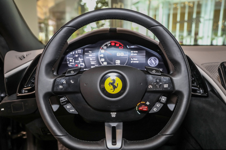 Vô lăng thiết kế dạng D-cut và tích hợp các phím bấm chức năng.