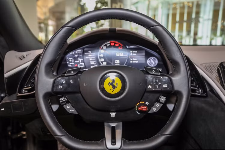 Vô lăng thiết kế dạng D-cut và tích hợp các phím bấm chức năng.