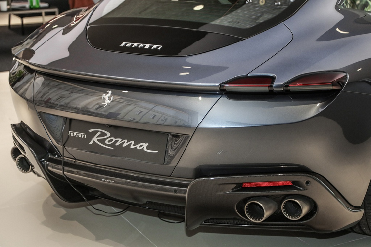 Thiết kế phần đuôi của Roma mang phong cách Kamm - phần đuôi bị cắt thẳng đột ngột thay vì vuốt dài xuống phía dưới.