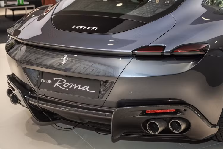 Thiết kế phần đuôi của Roma mang phong cách Kamm - phần đuôi bị cắt thẳng đột ngột thay vì vuốt dài xuống phía dưới.
