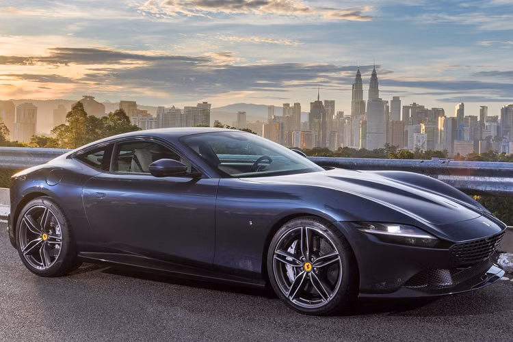 Tại thị trường Malaysia, giá xe Ferrari Roma được phân phối với mức 968.000 ringgit, tương đương 226.379 USD (khoảng hơn 5,2 tỷ đồng). Mức giá tại Malaysia thậm chí còn rẻ hơn giá bán Ferrari Roma tại Italy (250.000 USD).