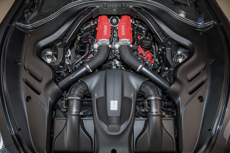 Roma được trang bị động cơ V8 tăng áp kép F154 3.9L như mẫu Ferrari Portofino, sản sinh công suất 611 mã lực tại vòng tua 5.750-7.500 vòng phút và mô-men xoắn cực đại 760 Nm tại vòng tua 3.000-5.750 vòng/phút.