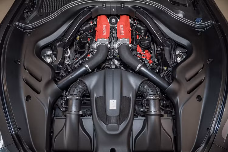 Roma được trang bị động cơ V8 tăng áp kép F154 3.9L như mẫu Ferrari Portofino, sản sinh công suất 611 mã lực tại vòng tua 5.750-7.500 vòng phút và mô-men xoắn cực đại 760 Nm tại vòng tua 3.000-5.750 vòng/phút.