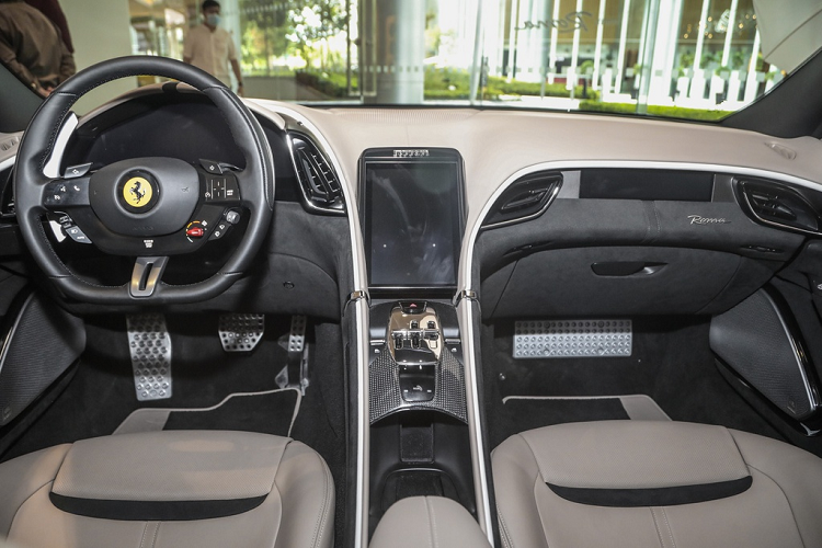 Bước vào bên trong, Ferrari Roma tạo điểm nhấn với màn hình LCD kích thước 8,4 inch ngay vị trí trung tâm. Các phím điều khiển được làm theo phong cách hàng không hiện đại.