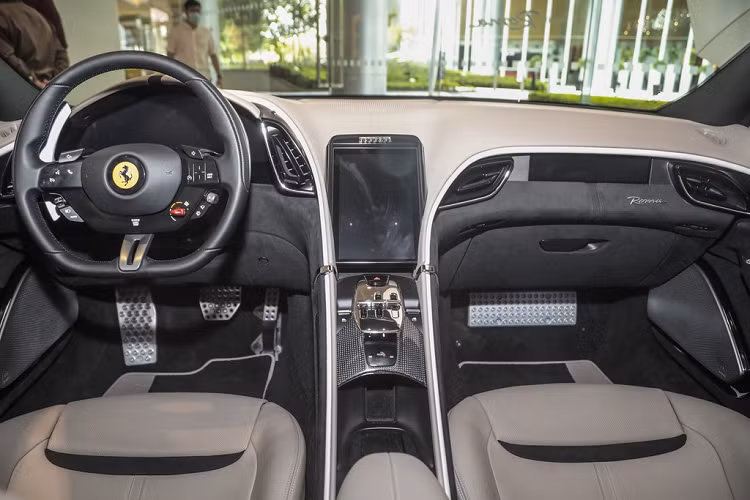 Bước vào bên trong, Ferrari Roma tạo điểm nhấn với màn hình LCD kích thước 8,4 inch ngay vị trí trung tâm. Các phím điều khiển được làm theo phong cách hàng không hiện đại.