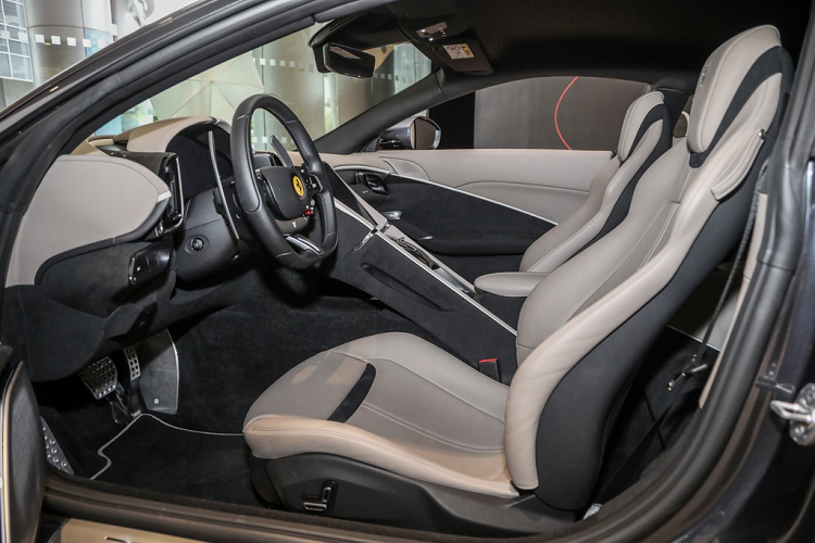 Ghế ngồi dùng chung tông màu kem với ốp cửa và khu vực táp-lô trông khá mềm mại và dịu mắt.