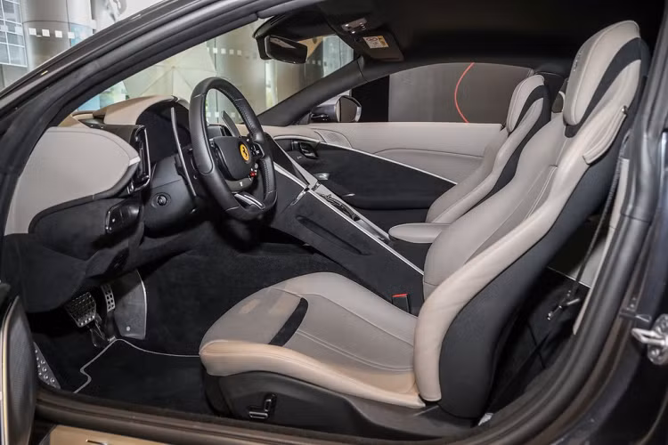 Ghế ngồi dùng chung tông màu kem với ốp cửa và khu vực táp-lô trông khá mềm mại và dịu mắt.