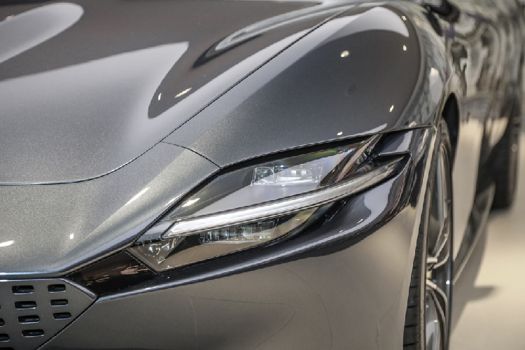 Không giống với những mẫu xe còn lại của Ferrari, hướng tới sự mạnh mẽ và táo bạo, Roma mang dáng vẻ thanh thoát và nhẹ nhàng hơn. Đối tượng khách hàng của Ferrari Roma hướng tới là những người tìm kiếm một chiếc xe thể thao nhưng vẫn phải tinh tế.