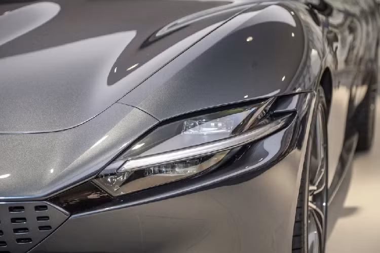 Không giống với những mẫu xe còn lại của Ferrari, hướng tới sự mạnh mẽ và táo bạo, Roma mang dáng vẻ thanh thoát và nhẹ nhàng hơn. Đối tượng khách hàng của Ferrari Roma hướng tới là những người tìm kiếm một chiếc xe thể thao nhưng vẫn phải tinh tế.