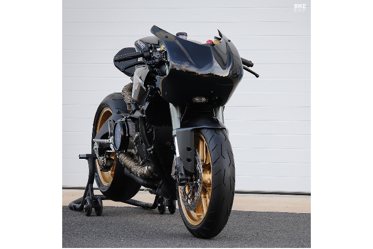 Gần như toàn bộ dàn vỏ nguyên bản của 959 Panigale được loại bỏ, điều này khiến tổng thể chiếc môtô khỏe khoắn và hầm hố hơn. Đầu đèn với nhiều đường nét sắc sảo được thay thế bằng phần fairing mềm mại vuốt về sau đặc trưng của dòng cafe racer cổ điển. Cụm đèn LED chiếu sáng mới được bố trí kín đáo bên dưới đầu xe. Bình xăng có 2 mảng ốp nhỏ gọn hơn.