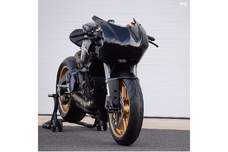 Gần như toàn bộ dàn vỏ nguyên bản của 959 Panigale được loại bỏ, điều này khiến tổng thể chiếc môtô khỏe khoắn và hầm hố hơn. Đầu đèn với nhiều đường nét sắc sảo được thay thế bằng phần fairing mềm mại vuốt về sau đặc trưng của dòng cafe racer cổ điển. Cụm đèn LED chiếu sáng mới được bố trí kín đáo bên dưới đầu xe. Bình xăng có 2 mảng ốp nhỏ gọn hơn.