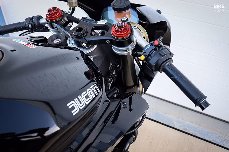 Hệ thống treo trước là sự kết hợp giữa Showa và hãng Mupo, thương hiệu Italy chuyên sản xuất phuộc cho các mẫu xe đua. Phuộc sau kiểu lò xo trụ đơn cũng được thay mới để cải thiện độ ổn định khi xe vận hành ở tốc độ cao.