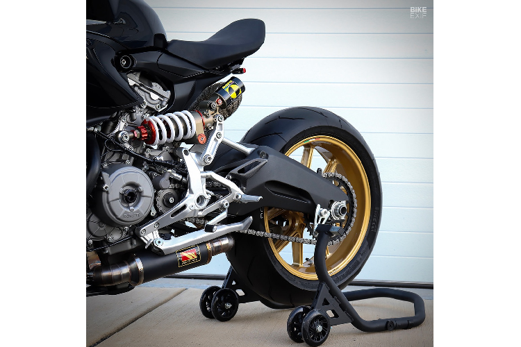 Sau cùng, Jett đã bổ sung bộ ly hợp chống trượt hiệu năng cao F.C.C lấy từ các mẫu xe đua WSBK và bộ nhông xích dĩa hiệu Superlite. Kết hợp với chức năng Quick Shift sẵn có, chiếc Ducati 959 Panigale cafe racer có khả năng sang số nhanh và mượt hơn.