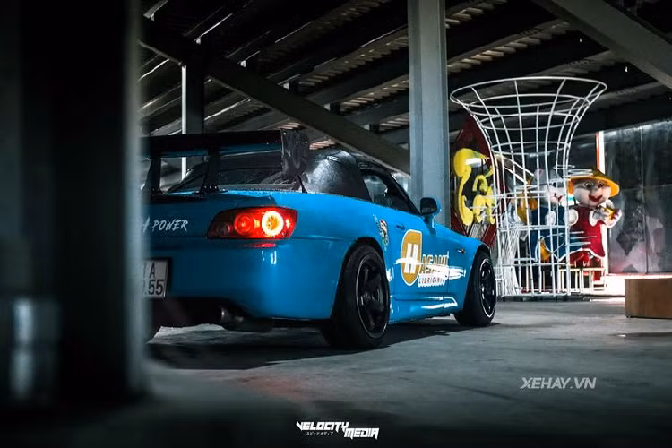 Về nội thất, ngoài việc được độ lại vô lăng đua thì không có thay đổi gì nhiều xảy ra ở bên trong xe. Không gian xe vừa đủ cho hai ghế ngồi, điểm nhấn chính là màn hình trung tâm hiển thị bằng màn hình LCD trông khá hiện đại, mặc dù mẫu xe này có tuổi đời trên 10 năm. Mui xe vẫn là loại mui vải xếp tự động.