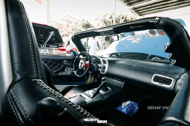 Ở phía sau, S2000 được bổ sung cánh gió to cố định để phục vụ cho đam mê drift của chủ xe, cũng như giúp chiếc xe có được phong độ tốt hơn trên đường đua.