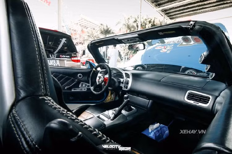 Ở phía sau, S2000 được bổ sung cánh gió to cố định để phục vụ cho đam mê drift của chủ xe, cũng như giúp chiếc xe có được phong độ tốt hơn trên đường đua.