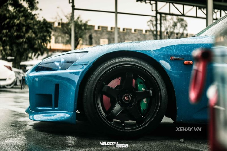 Honda S2000 vốn có hai tuỳ chọn động cơ: 2.0L 237 mã lực và 2.2L 247 mã lực, nhưng chiếc S2000 này đã được nâng cấp động cơ lên hơn 300 mã lực, cụ thể, xe đã được trang bị bộ tăng áp lớn hơn và tinh chỉnh lại ECU.