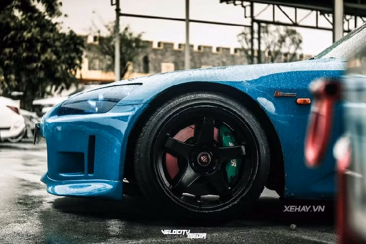 Honda S2000 vốn có hai tuỳ chọn động cơ: 2.0L 237 mã lực và 2.2L 247 mã lực, nhưng chiếc S2000 này đã được nâng cấp động cơ lên hơn 300 mã lực, cụ thể, xe đã được trang bị bộ tăng áp lớn hơn và tinh chỉnh lại ECU.