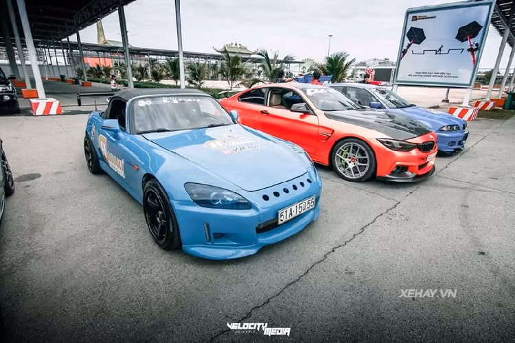 Rất ít khi được xuất hiện và mỗi lần có dịp "ra ngoài giải ngố" của chiếc Honda S2000 thể thao này đều là ở đường đua Đại Nam. Việt Nam chỉ có 3 chiếc Honda S2000, mà cả ba đều hiếm khi ra đường (hai chiếc còn lại có màu đen và màu xanh rêu), nên mỗi lần thấy hình bóng của S2000 giới mê xe Việt đều tranh thủ "săn ảnh".