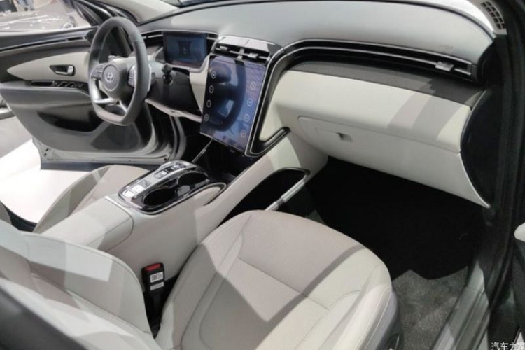 Di chuyển vào bên, Tucson L phiên bản Trung Quốc gây bất ngờ với màn hình trung tâm "siêu to khổng lồ" đặt dọc chiếm trọn khoang lái - rất giống với S-Class mới, màn hình này tích hợp đủ các tính năng điều khiển xe cũng như hệ thống thông tin giải trí, vì vậy không còn thấy sự xuất hiện của các nút bấm cơ học, ngoại trừ nút đèn khẩn cấp.