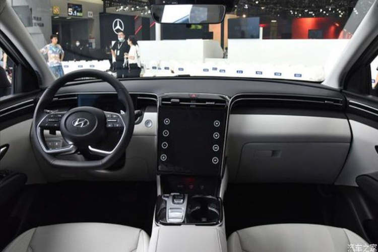 Bên cạnh đó, Hyundai Tucson L của Trung Quốc cũng được lắp đặt vô lăng đa chức năng hình chữ D đáy phẳng thể thao khác với vô lăng hình tròn như bản Mỹ.