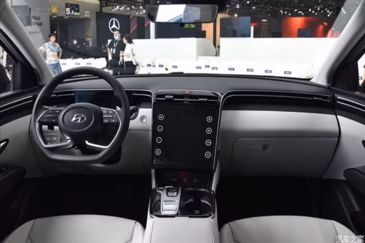 Bên cạnh đó, Hyundai Tucson L của Trung Quốc cũng được lắp đặt vô lăng đa chức năng hình chữ D đáy phẳng thể thao khác với vô lăng hình tròn như bản Mỹ.