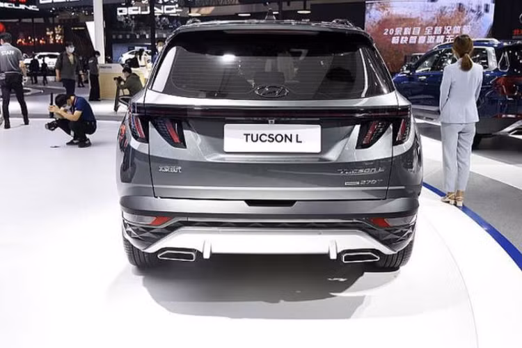 Tuy nhiên, khác với bản Tucson L tại Hàn Quốc, đèn pha, đèn hậu và logo Hyundai Motor trên Hyundai Tucson L ở Trung Quốc được sơn đen. Xe còn có bộ khuếch tán phía sau mới và ống xả kép khỏe khoắn.